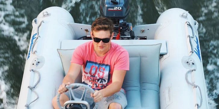Na 3 nebo 8 hodin kapitánem: zapůjčení motorového člunu na Baťově kanále