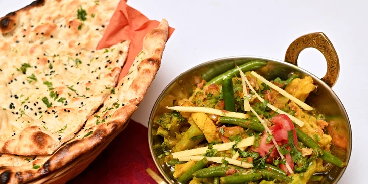 Bohaté indické menu pro dva: raita, chicken madras, naan i gulab jamun