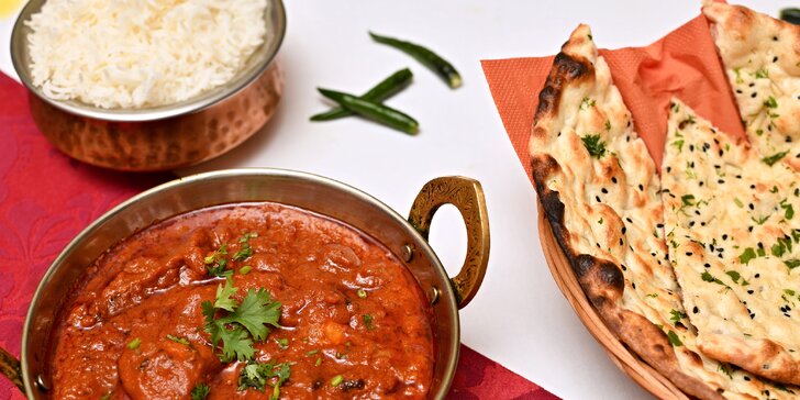 Bohaté indické menu pro dva: raita, chicken madras, naan i gulab jamun