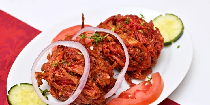Bohaté indické menu pro dva: raita, chicken madras, naan i gulab jamun