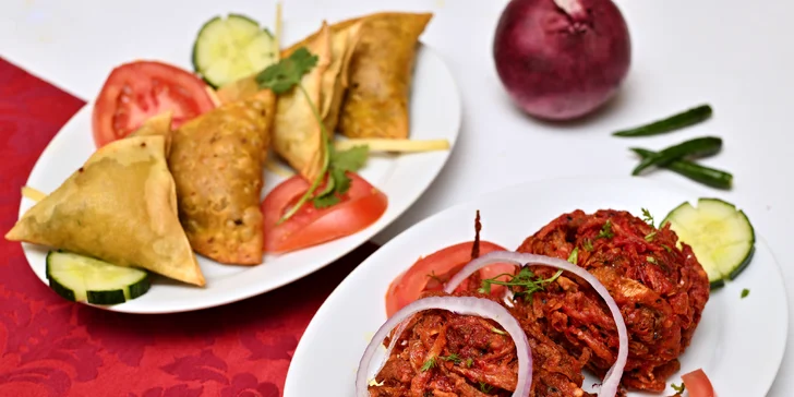 Bohaté indické menu pro dva: raita, chicken madras, naan i gulab jamun