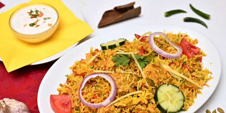 Bohaté indické menu pro dva: raita, chicken madras, naan i gulab jamun