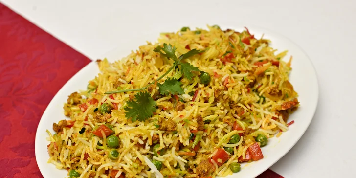 Bohaté indické menu pro dva: raita, chicken madras, naan i gulab jamun
