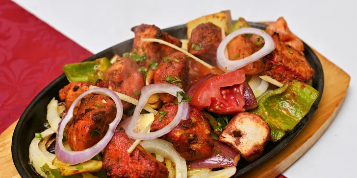 Bohaté indické menu pro dva: raita, chicken madras, naan i gulab jamun