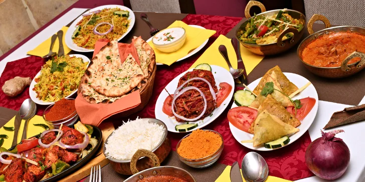 Bohaté indické menu pro dva: raita, chicken madras, naan i gulab jamun