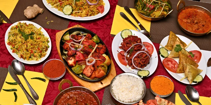 Bohaté indické menu pro dva: raita, chicken madras, naan i gulab jamun