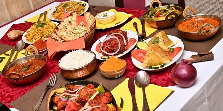 Bohaté indické menu pro dva: raita, chicken madras, naan i gulab jamun