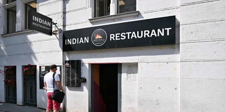 Bohaté indické menu pro dva: raita, chicken madras, naan i gulab jamun