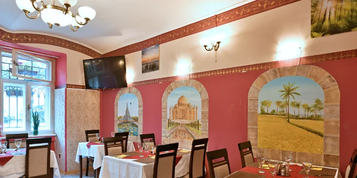 Bohaté indické menu pro dva: raita, chicken madras, naan i gulab jamun