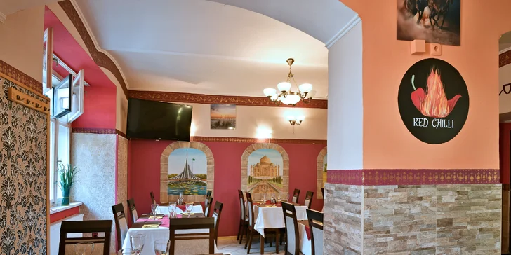 Bohaté indické menu pro dva: raita, chicken madras, naan i gulab jamun