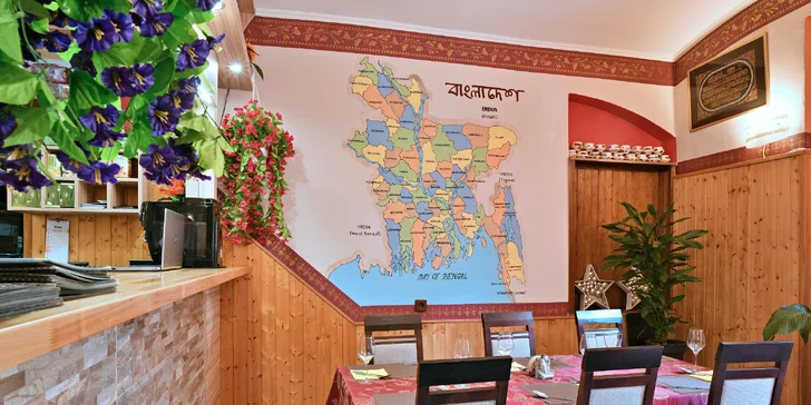 Bohaté indické menu pro dva: raita, chicken madras, naan i gulab jamun