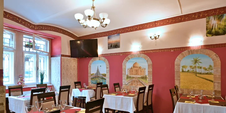 Bohaté indické menu pro dva: raita, chicken madras, naan i gulab jamun