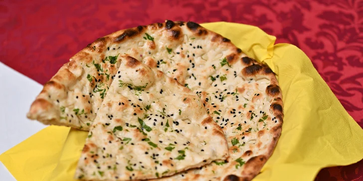 Bohaté indické menu pro dva: raita, chicken madras, naan i gulab jamun