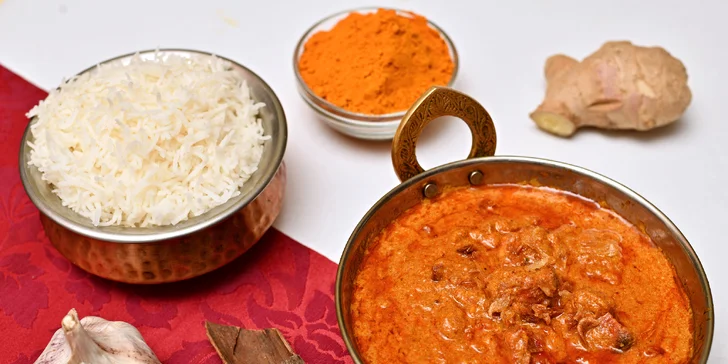 Bohaté indické menu pro dva: raita, chicken madras, naan i gulab jamun