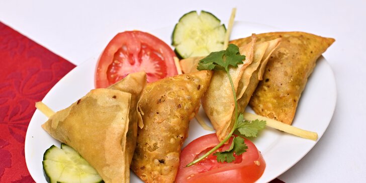 Bohaté indické menu pro dva: kuře na másle, chicken madras, naan i gulab jamun