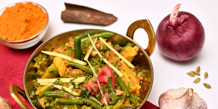 Bohaté indické menu pro dva: raita, chicken madras, naan i gulab jamun