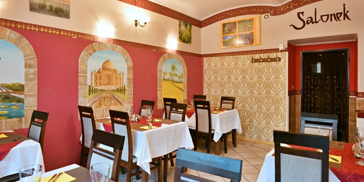 Bohaté indické menu pro dva: raita, chicken madras, naan i gulab jamun