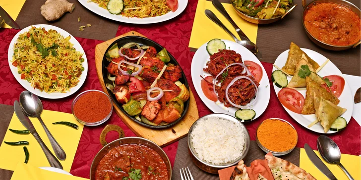 Bohaté indické menu pro dva: raita, chicken madras, naan i gulab jamun
