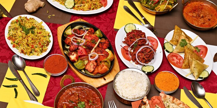 Bohaté indické menu pro dva: raita, chicken madras, naan i gulab jamun