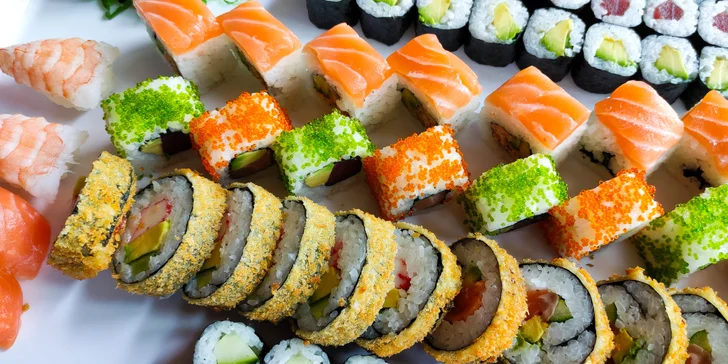 Zajděte na obří sushi sety: 72 nebo 101 rolovaných kousků pro rodinu i partu přátel