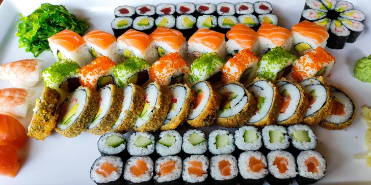 Zajděte na obří sushi sety: 72 nebo 101 rolovaných kousků pro rodinu i partu přátel