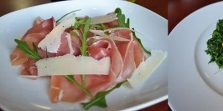 Romantické 3chodové menu PRO DVA. Předkrm z parmské šunky, steak z texaského býka NEBO steak z norského lososa, a sladký dezert navrch.