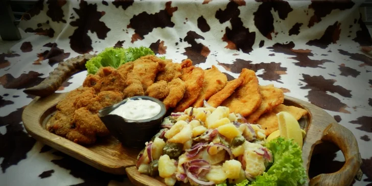 Obědové víkendové menu pro 4 osoby v Originálním pravěkém restaurantu