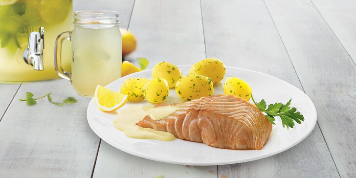 Oběd v Nordsee: grilovaný losos s petrželovými brambory a holandskou omáčkou, domácí limonáda