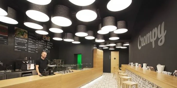 2 kávy a 2 domácí medovníky v Crompy
