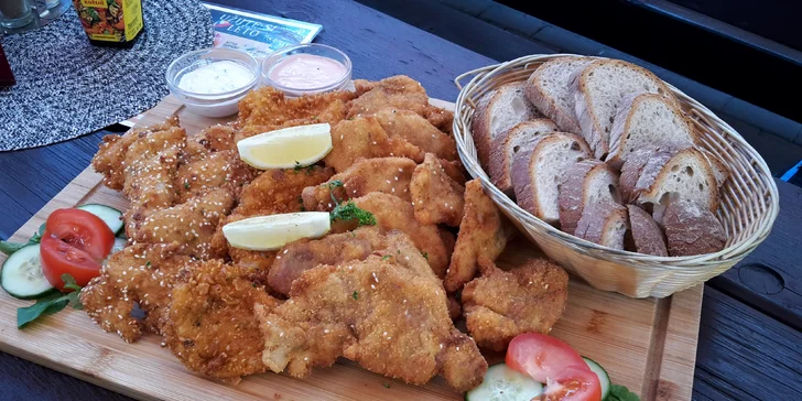 800 g vepřových a kuřecích řízků s dipem a chlebem i hodina bowlingu