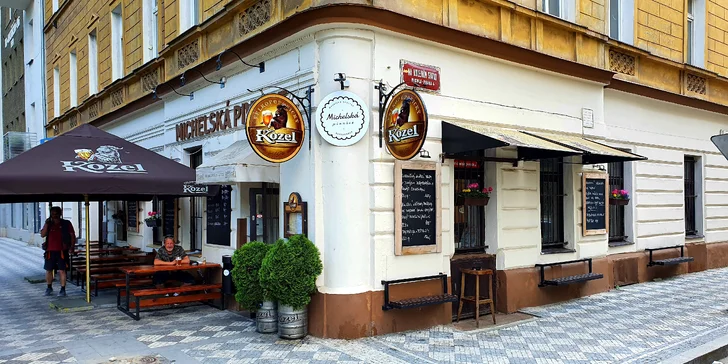 Pořádný burger: výběr ze 3 druhů, 200 g hovězího masa a hranolky