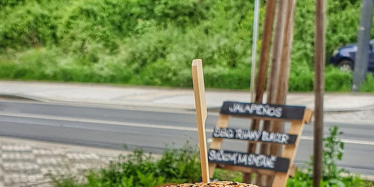 Pořádný burger: výběr ze 3 druhů, 200 g hovězího masa a hranolky