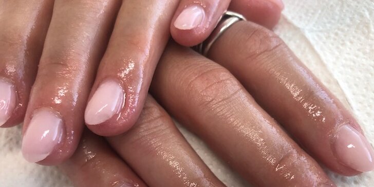 Péče o ruce: potažení přírodních nehtů gelem nebo první doplnění