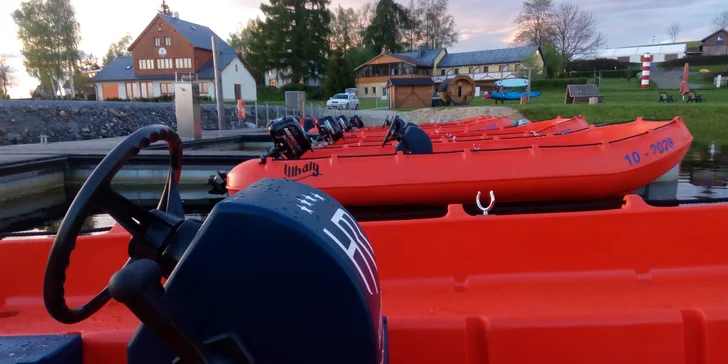 Zapůjčení motorového benzínového člunu až pro 6 osob na Lipně na 1,5 hodiny