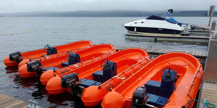 Plná nádrž na Lipně: zapůjčení motorového benzínového člunu až pro 6 osob