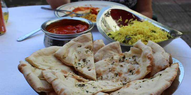 Ochutnejte indii: 8chodové degustační menu s kuřecím, jehněčím i vege