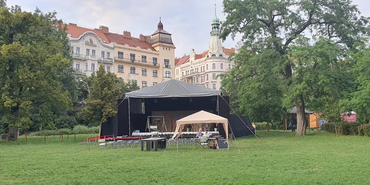 2 Vstupenky na koncert: Václav Neckář a skupina Bacily na Letní scéně Heroldovy sady