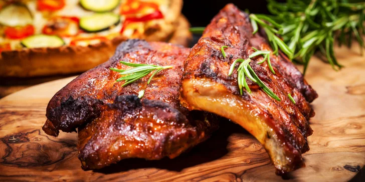 Pečené bravčové rebrá, grilované kuracie stehienka či burger