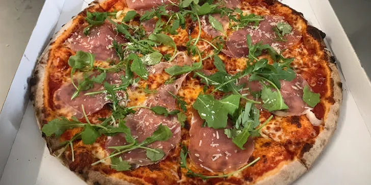 Rozvoz po Pardubicích zdarma: jedna nebo dvě půlmetrové pizzy i s nápojem