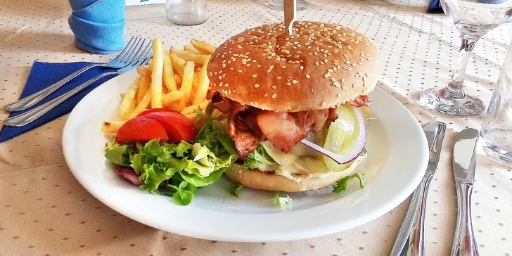 Kuřecí, hovězí nebo vepřový burger podle výběru a hranolky pro 1 i 2 osoby ve 4* hotelu