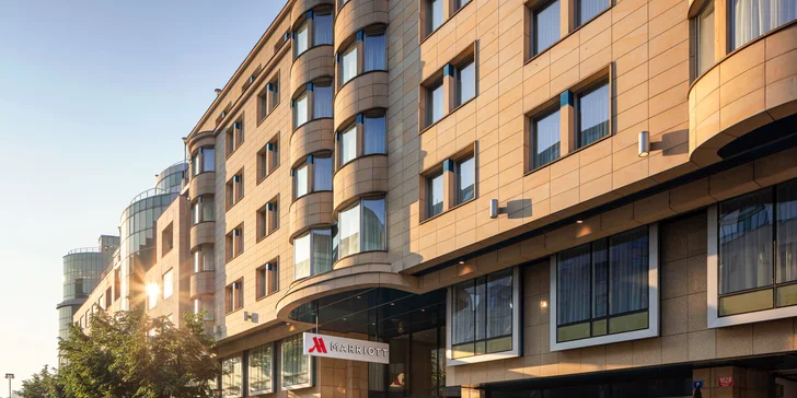 5* hotel Marriott v centru Prahy: snídaně a občerstvení nebo brunch, parkování a jízdenka na MHD
