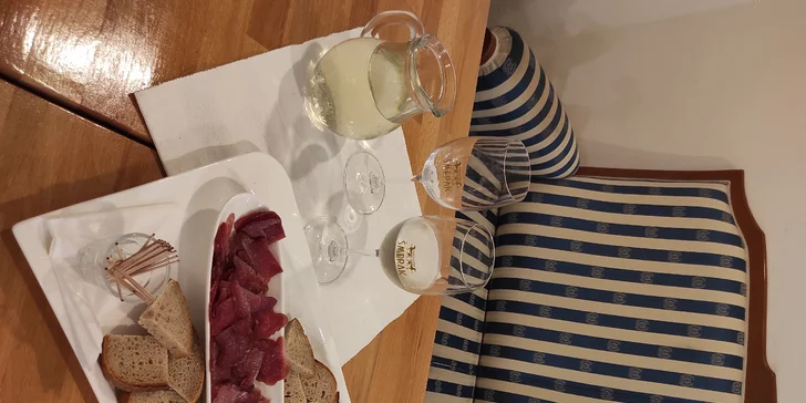 Posezení ve vinárně: 0,5 l vína z rodinného vinařství a občerstvení dle výběru
