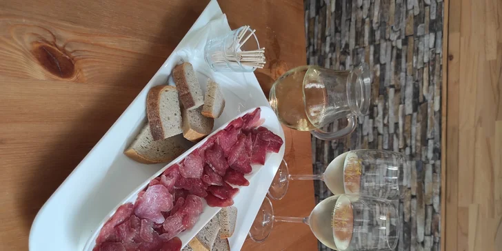 Posezení ve vinárně: 0,5 l vína z rodinného vinařství a občerstvení dle výběru