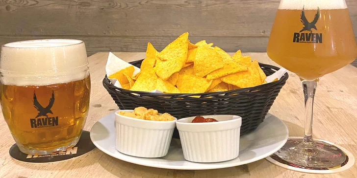 Deset čepovaných piv z českých minipivovarů i nachos se salsou a sýrem