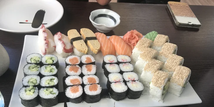Sushi v podzámčí: 24 nebo 38 rolek s lososem, mořským vlkem i krabem