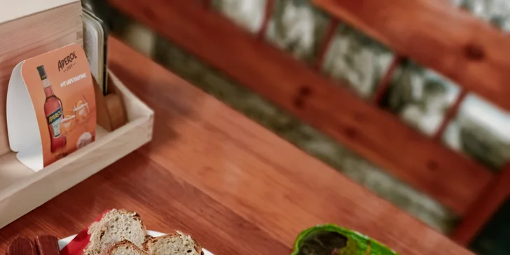 2× 550g marinovaná pečená žebra s medovo-švestkovou omáčkou