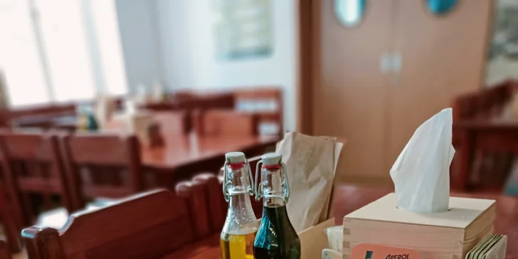 2× 550g marinovaná pečená žebra s medovo-švestkovou omáčkou