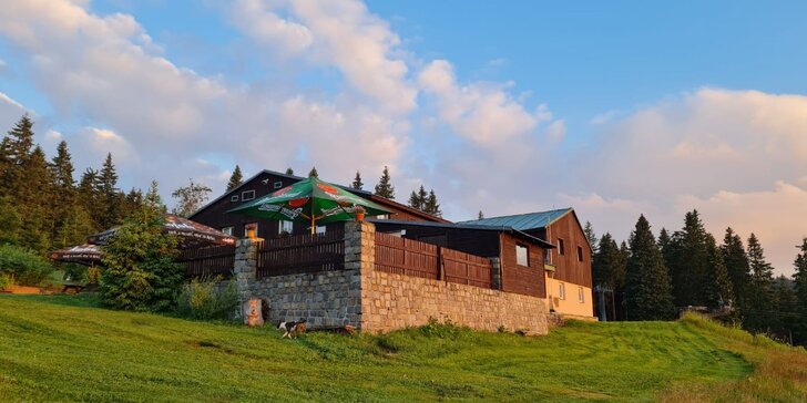 Až 15denní pobyt přímo v Peci pod Sněžkou: horská bouda, polopenze a turistická karta