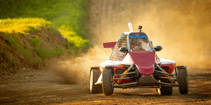 Jízda ve speciálně upravené závodní buggy: 3–10 kol na uzavřené trati