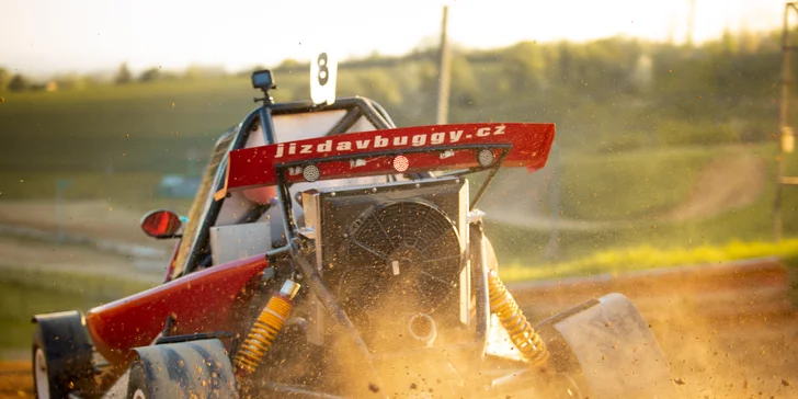 Jízda ve speciálně upravené závodní buggy: 3–10 kol na uzavřené trati